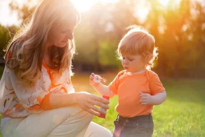 Being a single mom is awesome. Read these 31 inspiring single moms quotes now and never question again that you are a strong single mom!