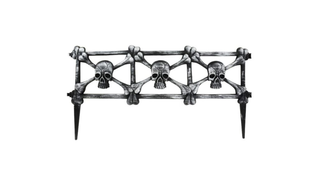 Interlocking skull fence section