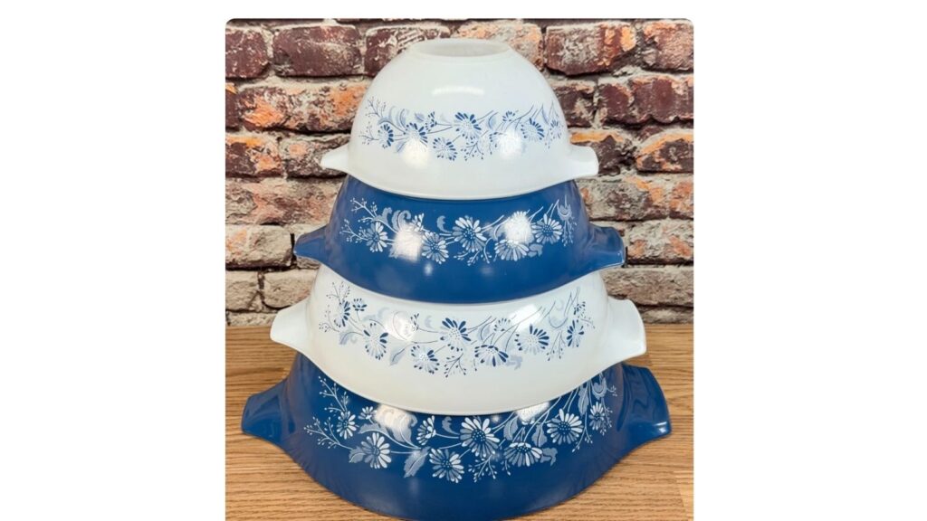 Pyrex Colonial Mist nesting bowl set