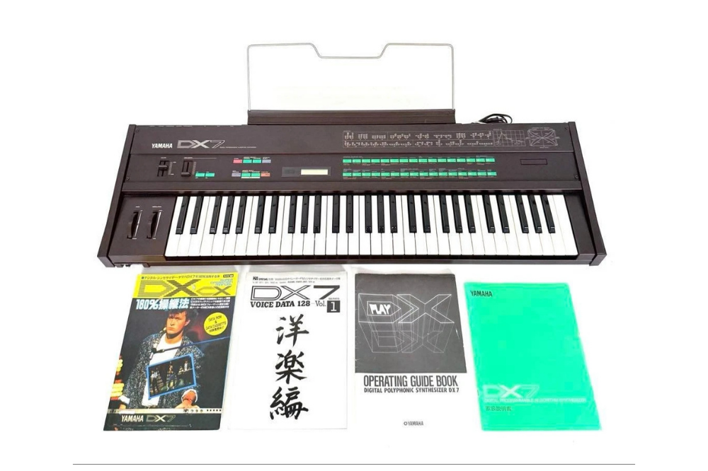 Original Yamaha DX7 synthesizer with keyboard, controls and manuals