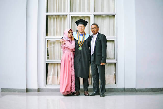 graduate with parents