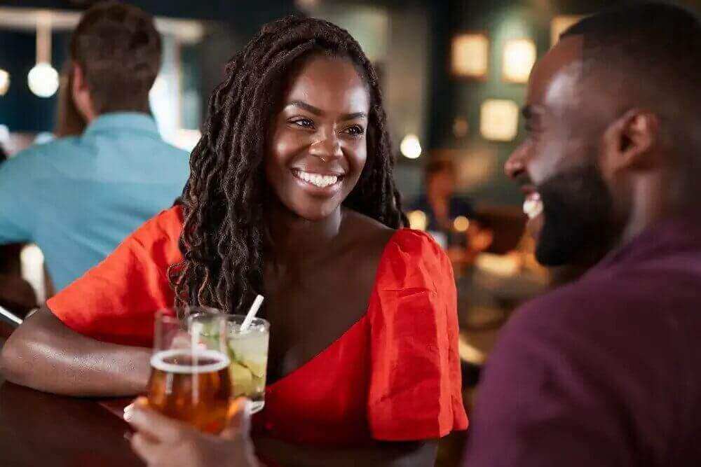 Couple getting drinks on casual date.