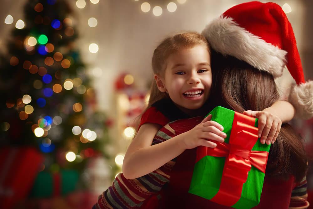Free Christmas gifts and toys for low-income families and single moms: Where to find during the 2021 holidays.