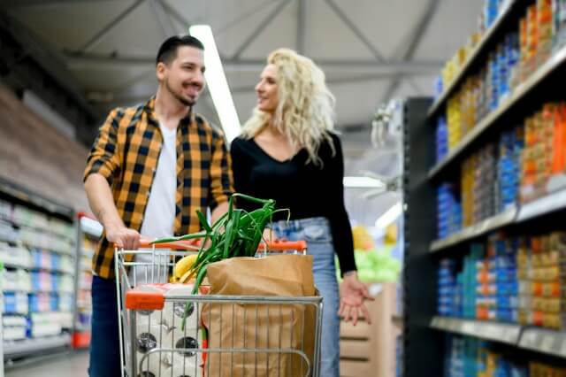 couple grocery shopping