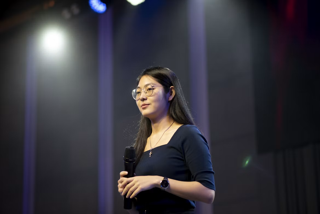 Learn valuable lessons from inspiring female keynote speakers and gain insights on leadership, success, confidence, and growth.