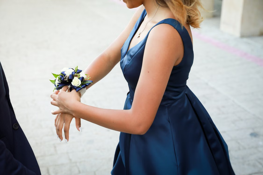 Discover how to choose a stylish and confident homecoming look with tips for finding the right dress, accessories, shoes, and fit.