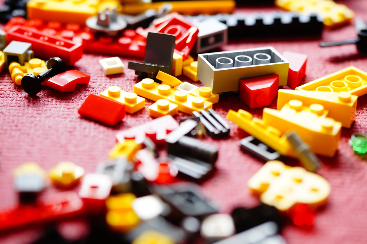 Discover smart ways single moms can save money on LEGO sets for kids, from organizing toy swaps to buying affordable bricks and reusing existing pieces.