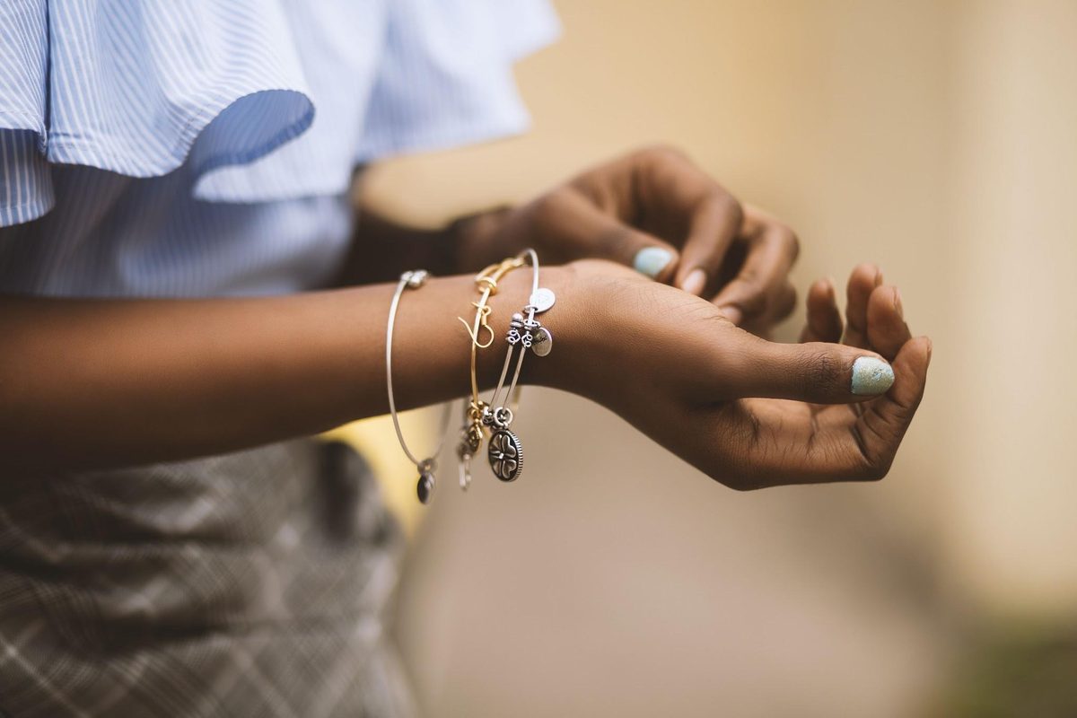 Discover versatile jewelry styles that work for different occasions, from everyday outfits to work, special events, and evenings out.