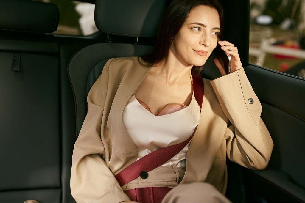 Discover practical tips for using a wearable breast pump on a plane and staying on schedule while flying.
