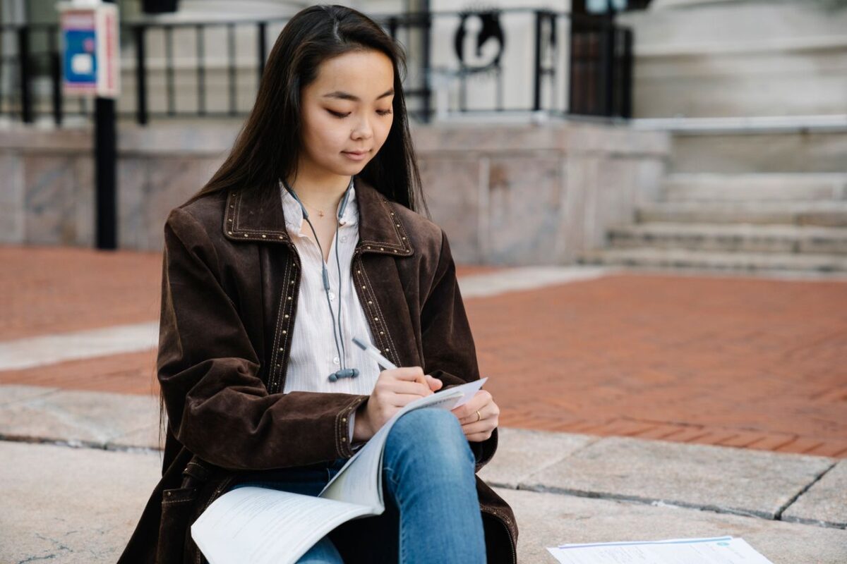 Follow a month-by-month college application plan to help high school seniors stay organized from the start of senior year through deadlines.