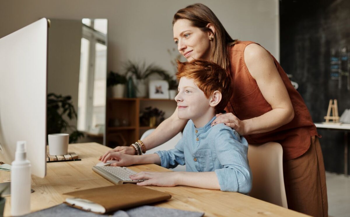 Learn what single moms should look for in online classes, from flexible schedules to costs and course quality.