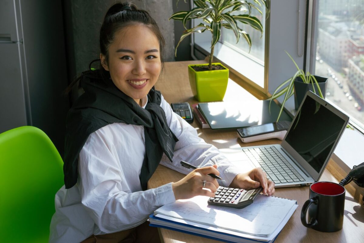 Discover smart money management tips for single moms using modern technology to budget, save, track expenses, and stay financially organized.
