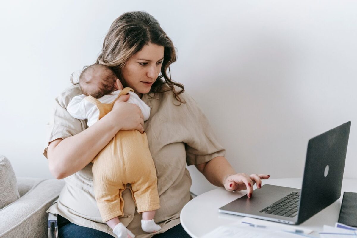 Discover 8 flexible income ideas for single mothers who want to earn extra money while managing busy schedules and raising their children.