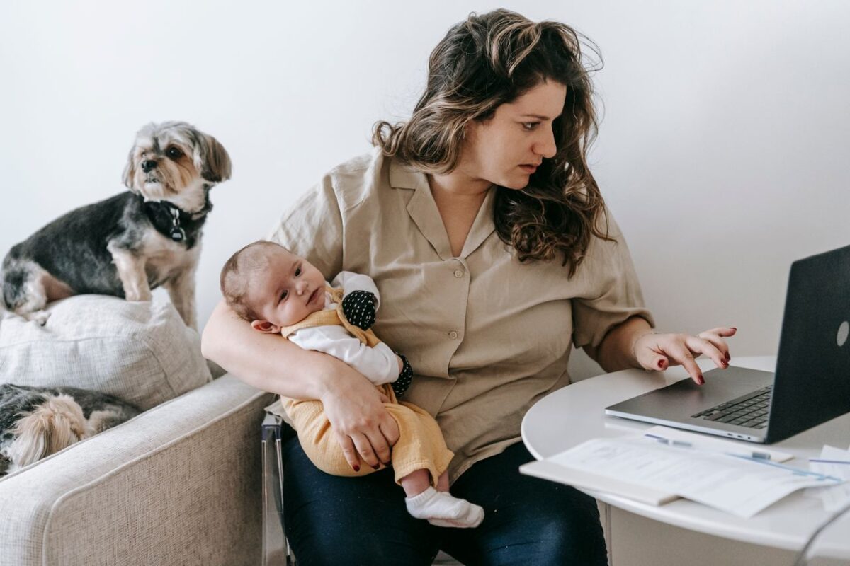 Explore 15 legit ways stay-at-home moms can earn money from home without prior experience.