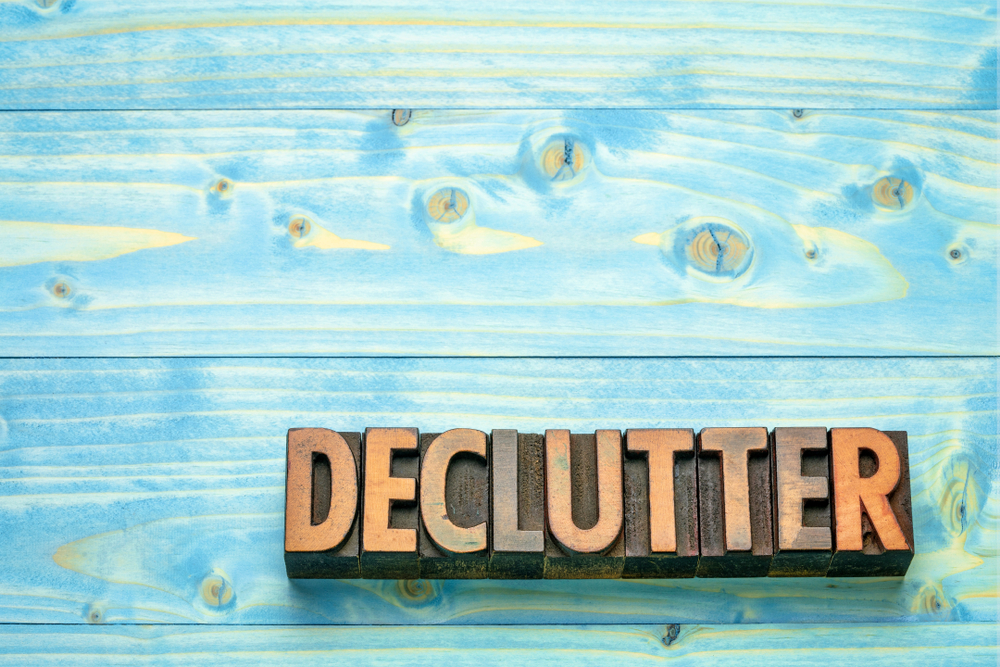 declutter sign