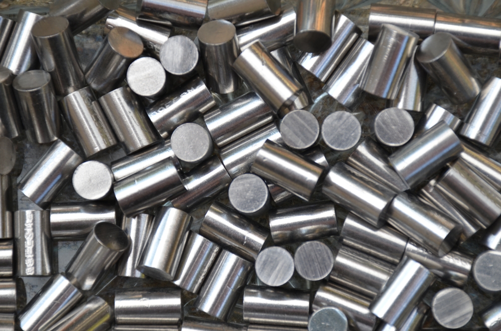 Small cylindrical nickel-chromium alloy pieces used in materials production
