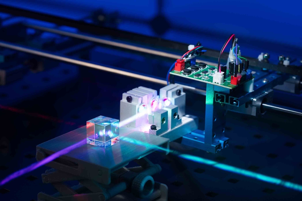 Laser beams passing through optical components on a laboratory measurement bench