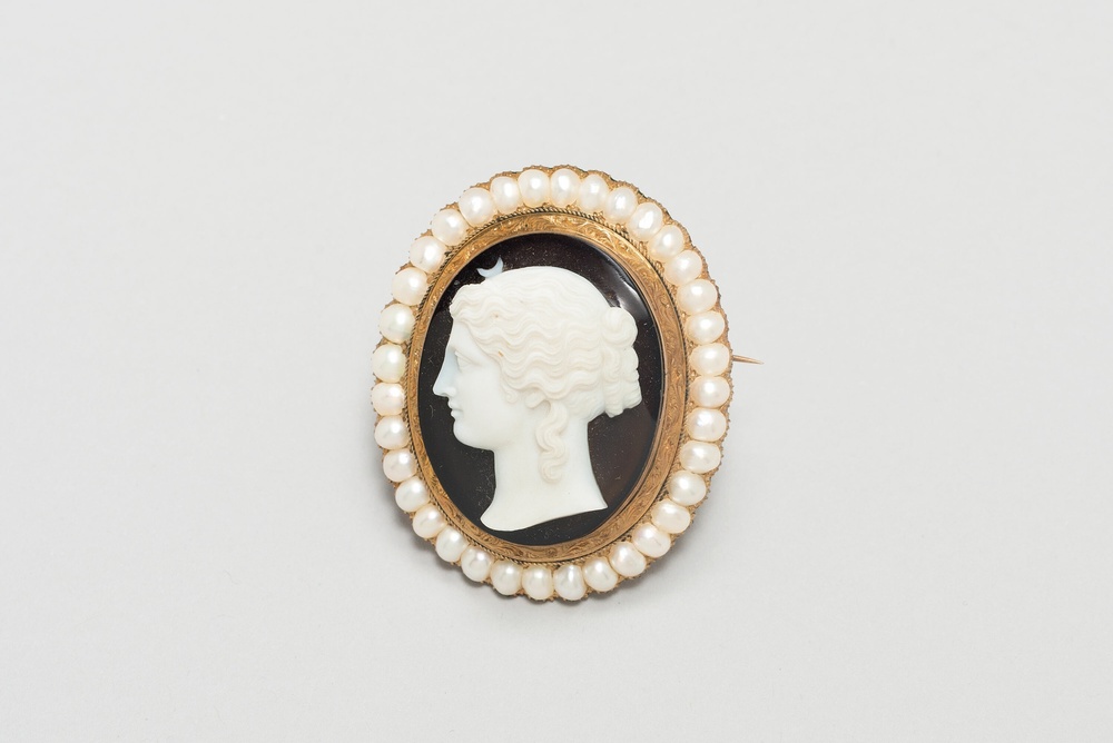 Cameo brooch