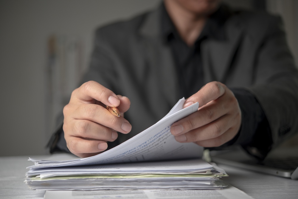 Contracts administrator