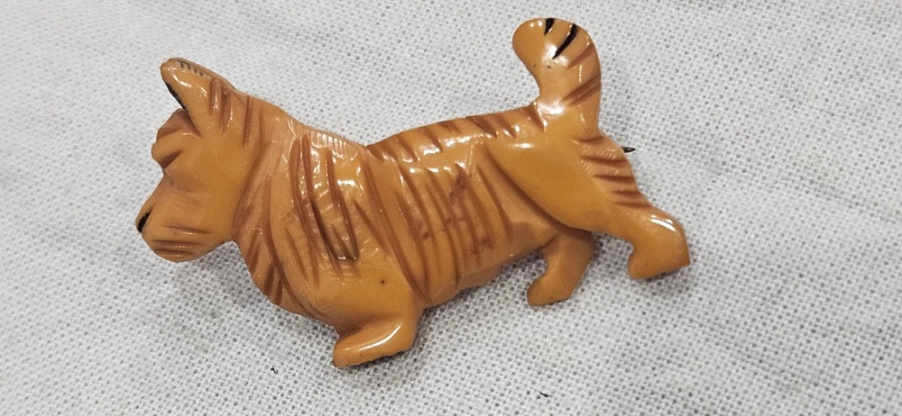 Butterscotch Bakelite Scottie dog brooch with carved fur and a raised tail