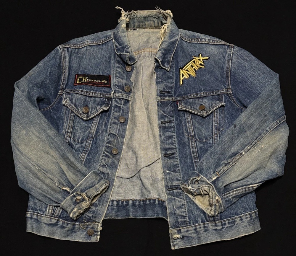Faded Big E Type III denim jacket with two pointed chest pockets and vintage patches