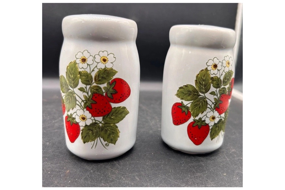 McCoy Strawberry Country shakers with red strawberries, green leaves and white flowers.